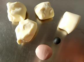 取1克揉入竹炭粉，10克揉入红曲粉，剩下的白面团分两份25克的面团做身体和30克的面团做头，剩余的白面团做胳膊和腿