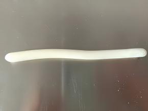 剩余的白面团搓长