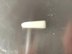 取一个搓成一边细一边粗的样子