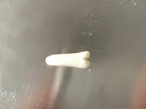 在粗的一端用刮板压一下，如图