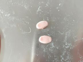 粉色面团搓两个椭圆压扁，做小猪的鼻子