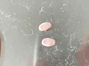 粉色面团搓两个椭圆压扁，做小猪的鼻子