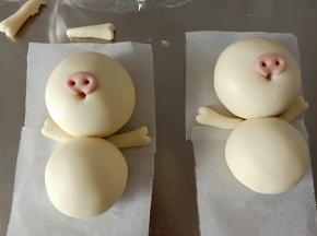 把鼻子粘好，胳膊也粘好