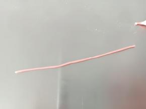 取适量红色面团搓细长条