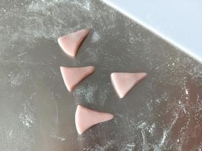 适量粉色面团在捏4个耳朵，每个大概0.6克