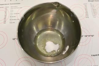 蛋白和10克细砂糖放入无水无油的打蛋盆内。