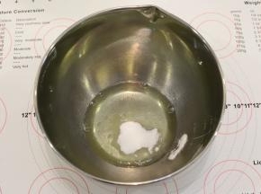 蛋白和10克细砂糖放入无水无油的打蛋盆内。