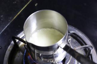 水和100克糖放入小奶锅内，小火加热。