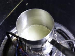 水和100克糖放入小奶锅内，小火加热。