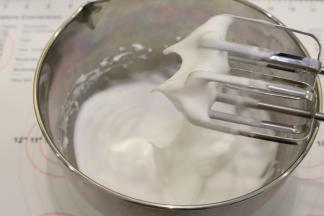 大概糖水煮至100度的时候，开始打发蛋白至湿性发泡。