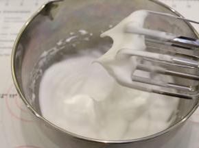 大概糖水煮至100度的时候，开始打发蛋白至湿性发泡。