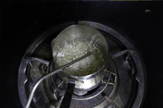 糖浆熬至118度离火。