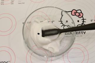 将打发好的蛋白分成随意几份，加入食用色素。