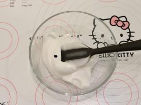 将打发好的蛋白分成随意几份，加入食用色素。