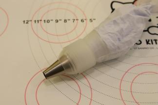 调匀后转入已经装好裱花嘴的裱花袋内。