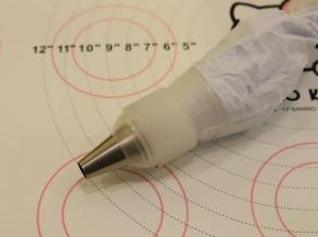 调匀后转入已经装好裱花嘴的裱花袋内。