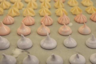 垂直的拿起裱花袋，挤入烤盘内，轻轻提起。