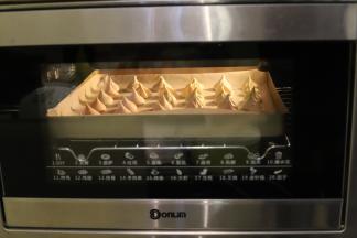 烤箱预热95度，上下火中层，烘烤120分钟。