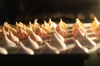 注意观察马琳糖，稍上色马上减低温度，避免上色。