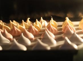 注意观察马琳糖，稍上色马上减低温度，避免上色。