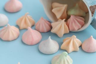 出炉放凉后要马上放入密封盒里保存，避免防潮了。