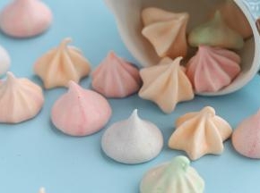 出炉放凉后要马上放入密封盒里保存，避免防潮了。