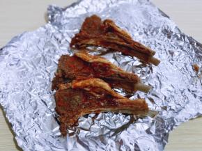 将腌制好的羊排放在锡纸上，包好！