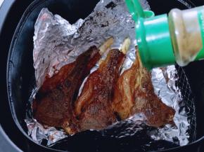 两面撒上孜然粉！空气炸锅炸5分钟即可！