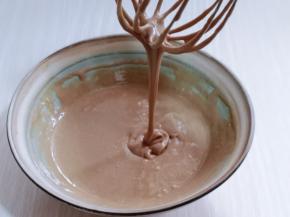 筛入面粉，用硅胶铲翻拌均匀，看不到干粉，提起打蛋器顺畅流动！