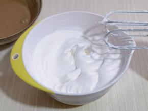 蛋白打发，往蛋白里加入柠檬汁(白醋也可以)电动打蛋器将蛋白高速打发至呈现鱼眼泡。 加入三分之糖，继续高速打发，蛋清泡消失，细腻时再加入三分之一的糖，继续打发。电动打蛋器高速打发，打至湿性发泡时加入最后的三分之一糖，，继续打发至蛋白出现细腻的纹路，将电动打蛋器调低速打发一会儿，感觉有些阻力时，就可以停止打发，以免消泡，提起打蛋器有微微的弯勾就可以，准备工作完成。