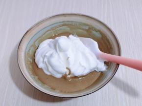 取三分之一的蛋白霜加入蛋黄糊中，翻拌手法直至看不到蛋白霜。