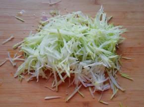  萝卜洗干净用擦丝器擦成细丝。