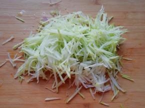  萝卜洗干净用擦丝器擦成细丝。