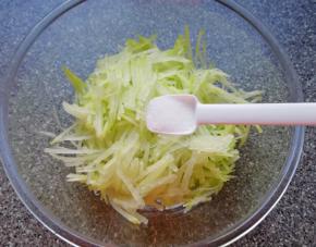 擦好的萝卜丝放入盆里，放盐搅拌均匀，腌制几分钟让萝卜丝变软。