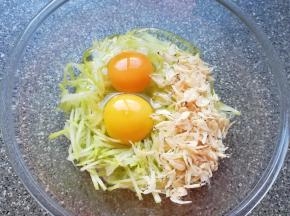 萝卜丝变软以后，放入虾皮，打入两个土鸡蛋搅拌均匀。