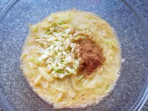 放十三香和葱花搅拌均匀。