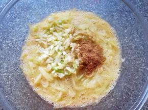 放十三香和葱花搅拌均匀。