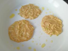 平底锅刷上一层食用油烧热，用勺子舀一勺鸡蛋面糊倒入锅里摊圆，小火煎制。