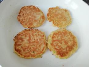 鸡蛋饼一面定型以后翻面继续煎，煎至两面金黄即可关火出锅。