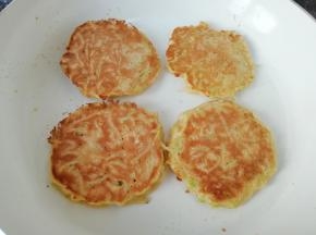 鸡蛋饼一面定型以后翻面继续煎，煎至两面金黄即可关火出锅。