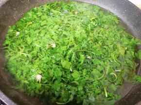 锅内放水烧开，下入荠菜，加一点盐和食用油再次烧开焯水，焯好的荠菜捞出晾凉备用。