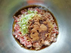 放上十三香，炒锅内倒适量的食用油烧热，浇在十三香上面，搅拌均匀，让肉馅静置一会儿备用。