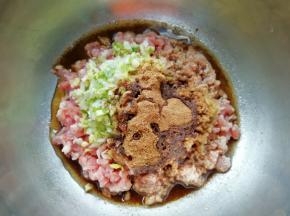 放上十三香，炒锅内倒适量的食用油烧热，浇在十三香上面，搅拌均匀，让肉馅静置一会儿备用。