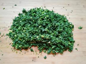 晾凉的荠菜攥去多余的水分剁碎。