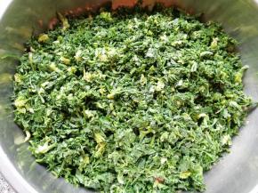 和肉馅放在一起。