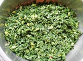 和肉馅放在一起。