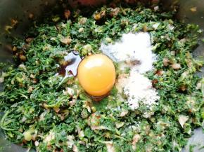 加入盐、鸡精、酱油、香油和蚝油，打入一个土鸡蛋搅拌均匀。