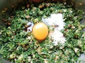 加入盐、鸡精、酱油、香油和蚝油，打入一个土鸡蛋搅拌均匀。