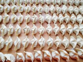 准备好饺子皮，包成自己喜欢的形状。