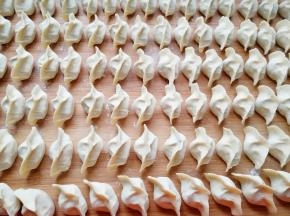 准备好饺子皮，包成自己喜欢的形状。